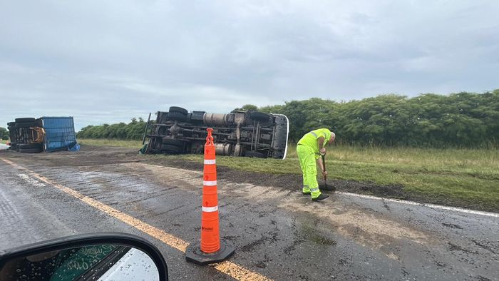 Vuelco y corte de tránsito en Ruta Nacional 34: un camión con acoplado quedó cruzado sobre la calzada - 2