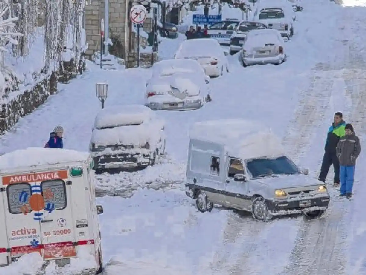 Las intensas nevadas dejaron sin luz a 18 mil usuarios en Bariloche
