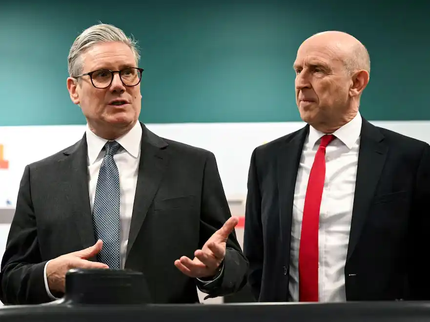 El primer ministro británico, Keir Starmer; junto al ahora ex secretario de Defensa John Healey Foto: OLI SCARFF/Pool via REUTERS