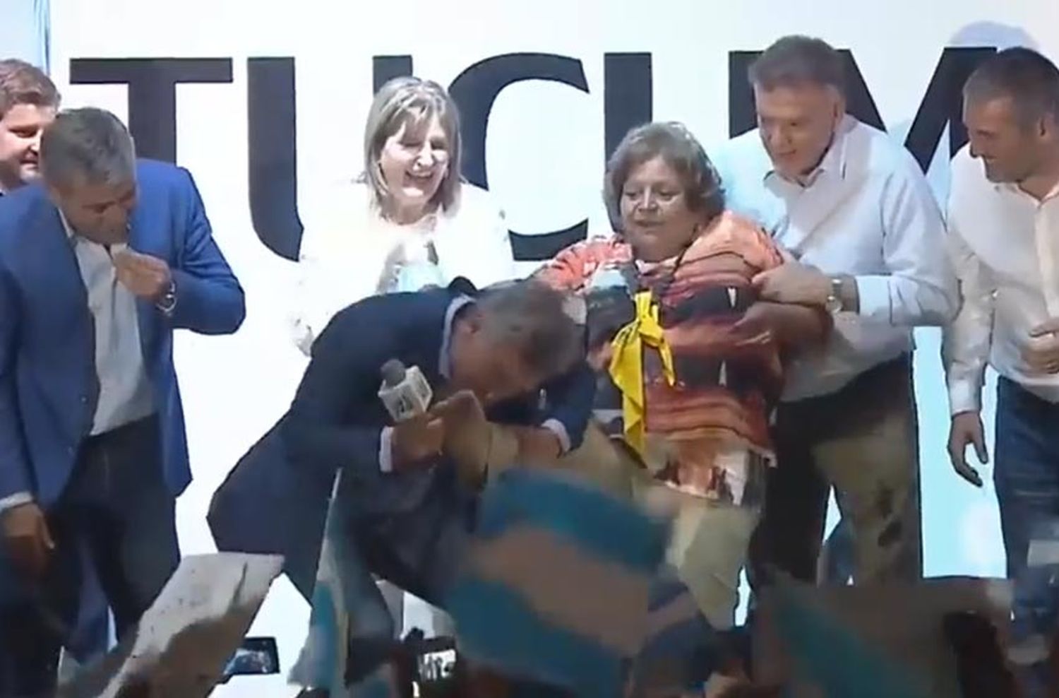 Macri le besó el pie a su «Cenicienta» en Tucumán