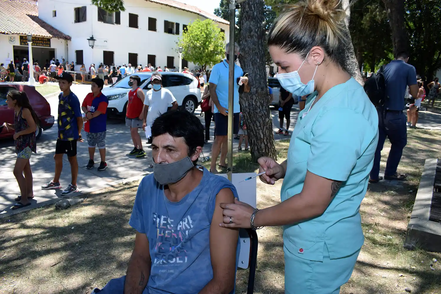 ¿Por qué tantas personas vacunadas contraen el COVID-19 últimamente?