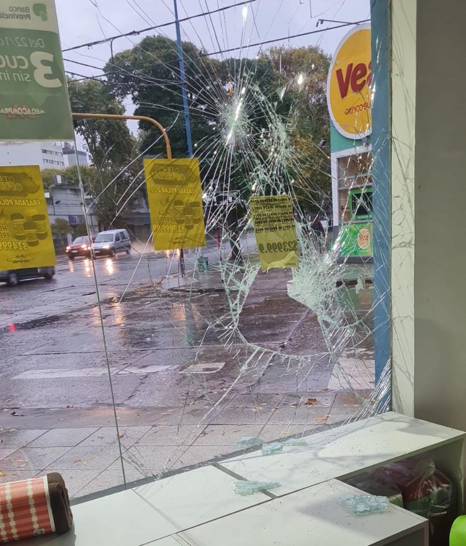 Un patrullero custodia la puerta durante la noche.