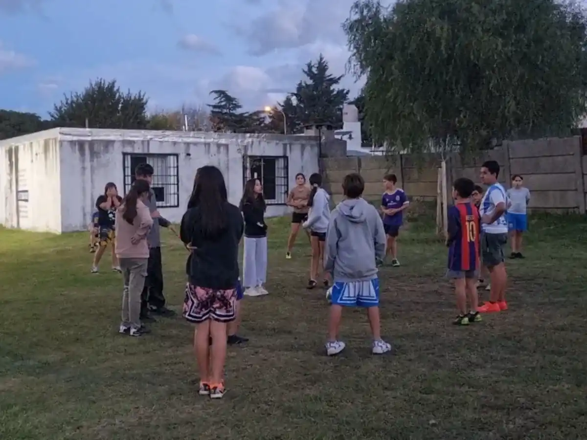Chicos de entre 4 y 15 años participan de las clases de fútbol.