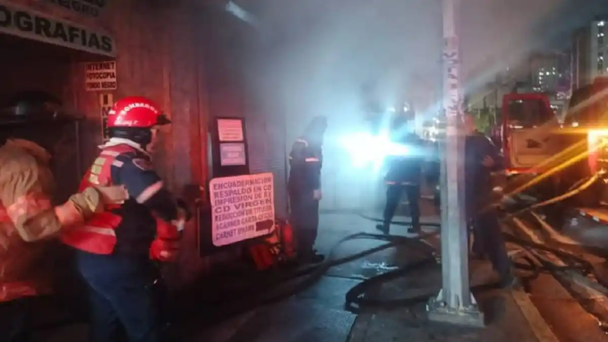 INCENDIO en un EDIFICIO obliga al DESALOJO de 16 FAMILIAS (+Detalles)