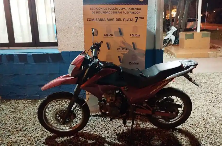 Lo detuvieron por circular en moto sin patente: le encontraron una pistola con 16 municiones