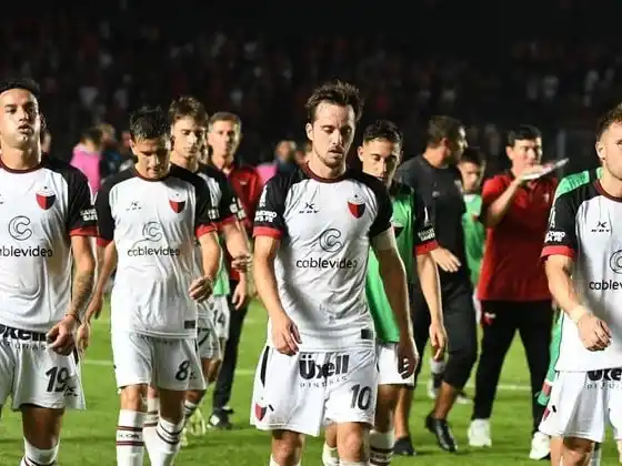 El equipo se fue reprobado por los hinchas tras la derrota ante Gimnasia de Jujuy. Foto: Manuel Fabatía.