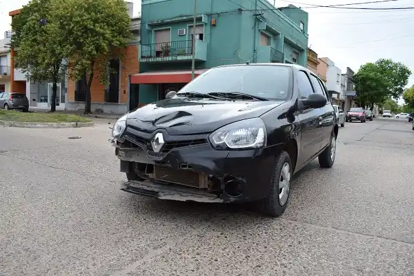 Un fuerte choque dejó a un joven con el tabique y la pierna fracturada 