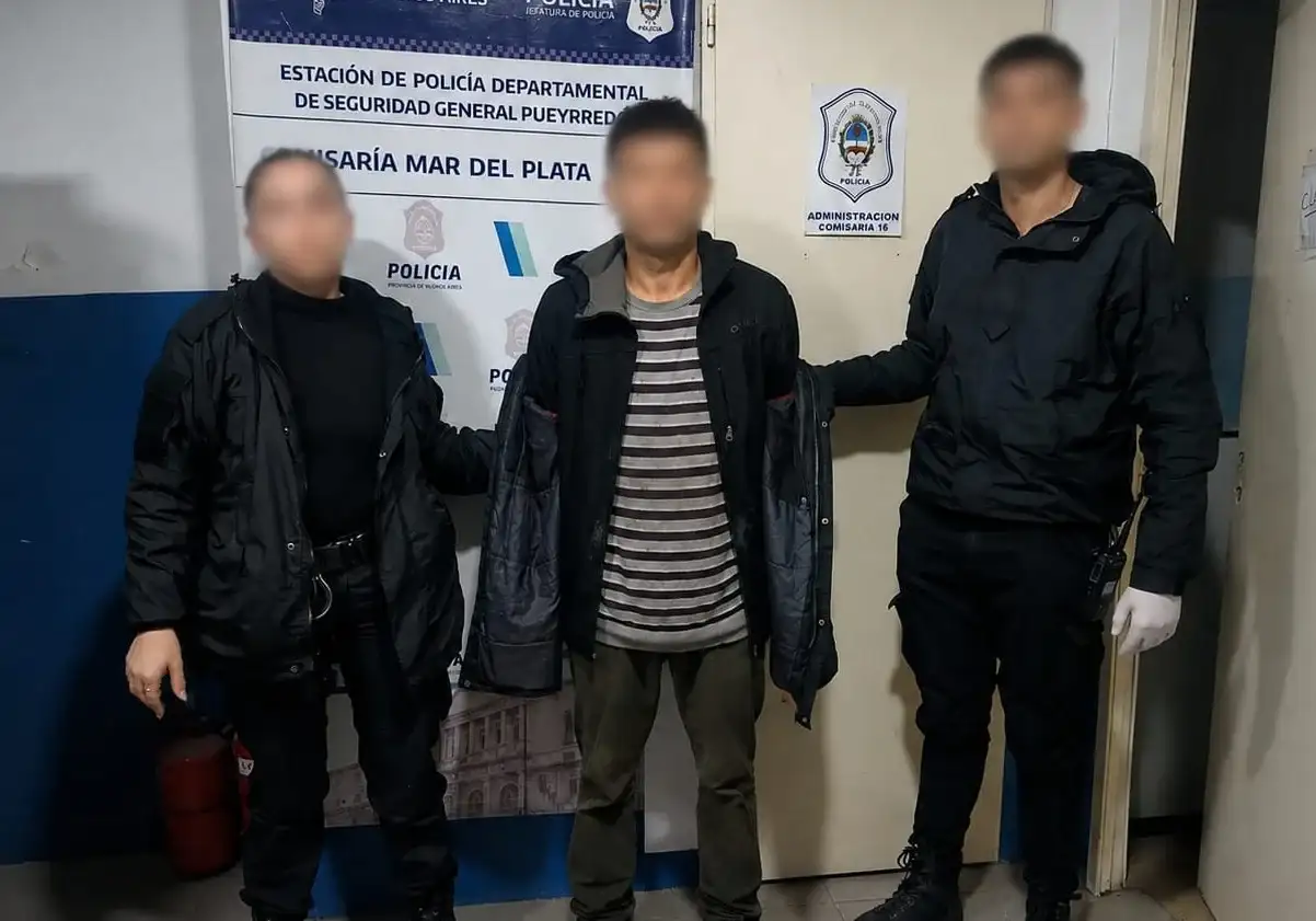 Al arribar al lugar, los efectivos constataron los daños y observaron a un hombre que se daba a la fuga.