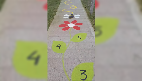 Maestras divertidas pintan el camino para que los niños "entren jugando" al Jardín