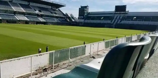Banfield saca los alambrados de su estadio al estilo Premier League