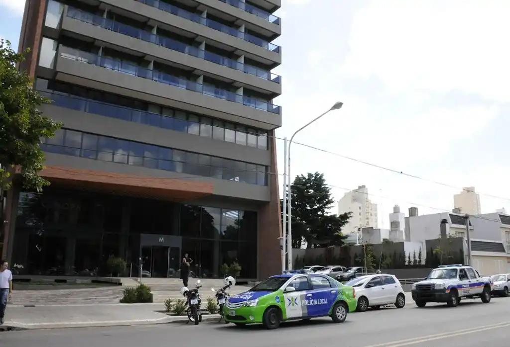 Rotura de caño de la pileta ubicada en el último piso causó alarma en hotel