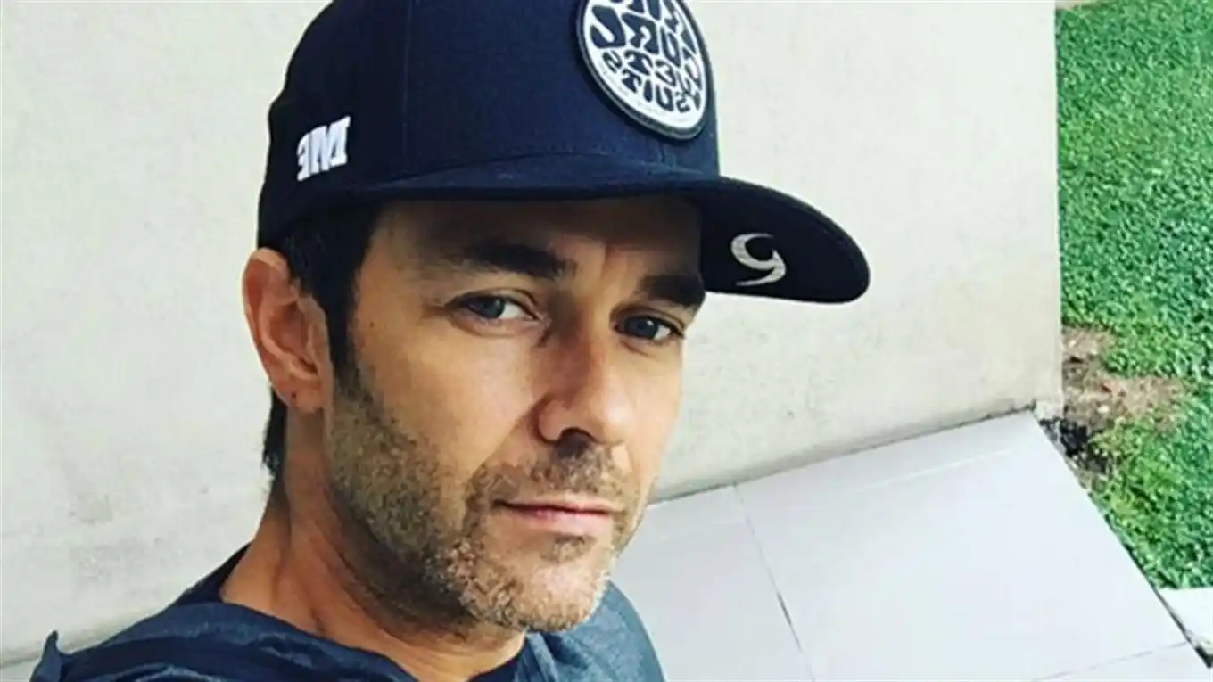 Mariano Martínez en España: patineta, baile hot y abdominales al sol