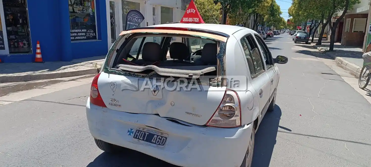 Un remisero fue chocado de atrás por una camioneta: una mujer debió ser llevada al Hospital Centenario