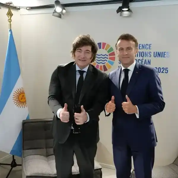 Pulgares arriba. Milei y Macron posan en Niza durante la Conferencia de Naciones Unidas por los Océanos.