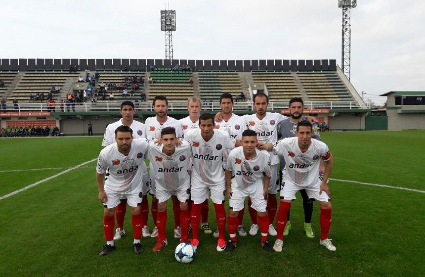Agónico empate en el debut