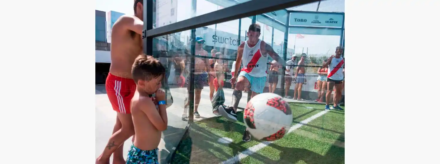 La innovadora forma de jugar al fútbol, voley, tenis y squash a la vez