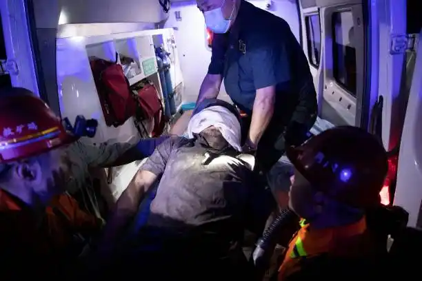 ¡RESCATADO DEL SOCAVÓN! Una puntilla lo salva