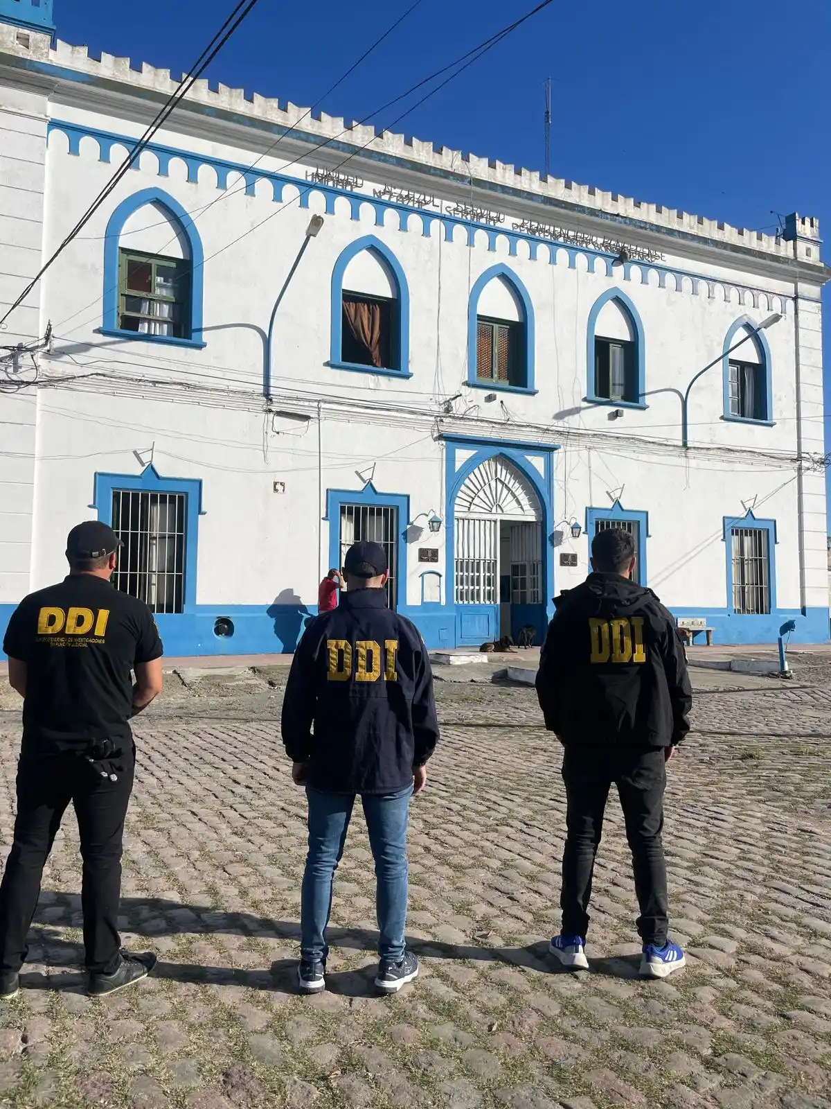 Los procedimientos fueron realizados ayer por la policía e incluyeron el registro de una celda de la cárcel de Azul.