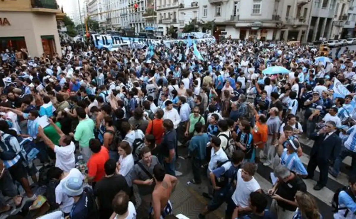 Una manifestación de hinchas de Racing, uno de los clubes que sufrió la incursión de una empresa gerenciadora.