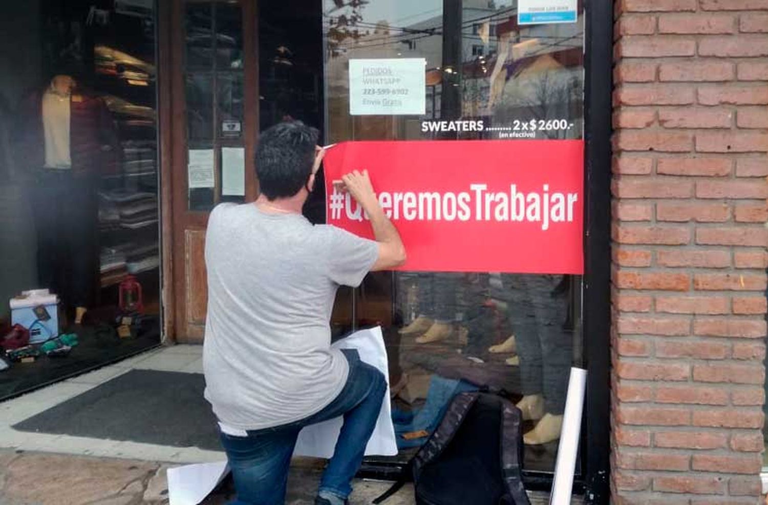 Sigue el reclamo de los comerciantes con un “percherazo” y “persianas a media asta”