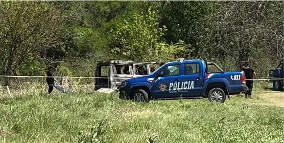 Misterio en Santo Tomé: todavía no pudieron identificar los restos hallados dentro de una camioneta incendiada