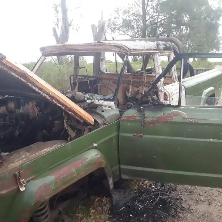 Se le rompió la camioneta, la dejó al costado del camino y se la terminaron incendiando