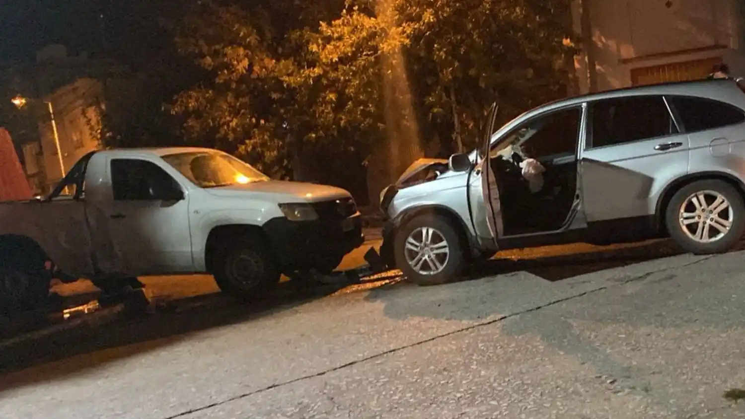 Así quedaron los vehículos después de la colisión en la esquina de Rivadavia y Las Heras.