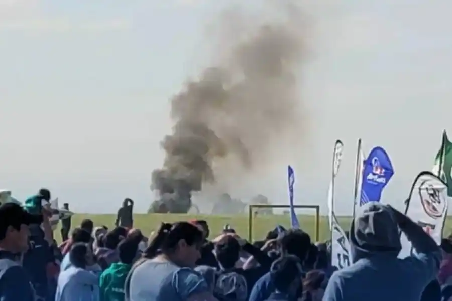 Cayó y explotó un avión en un festival aéreo en Villa Cañás