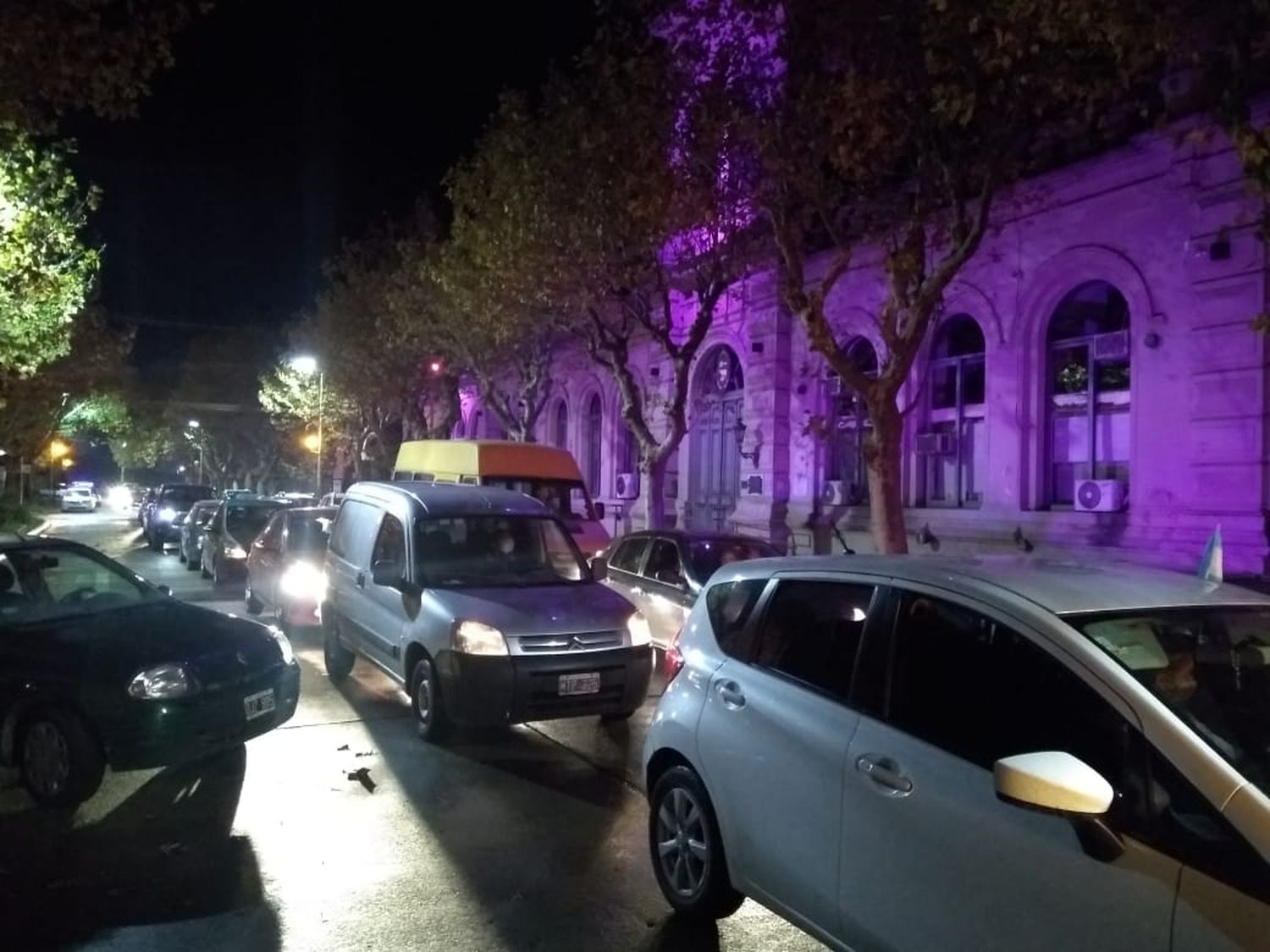 Comerciantes marcharon en caravana contra el confinamiento estricto