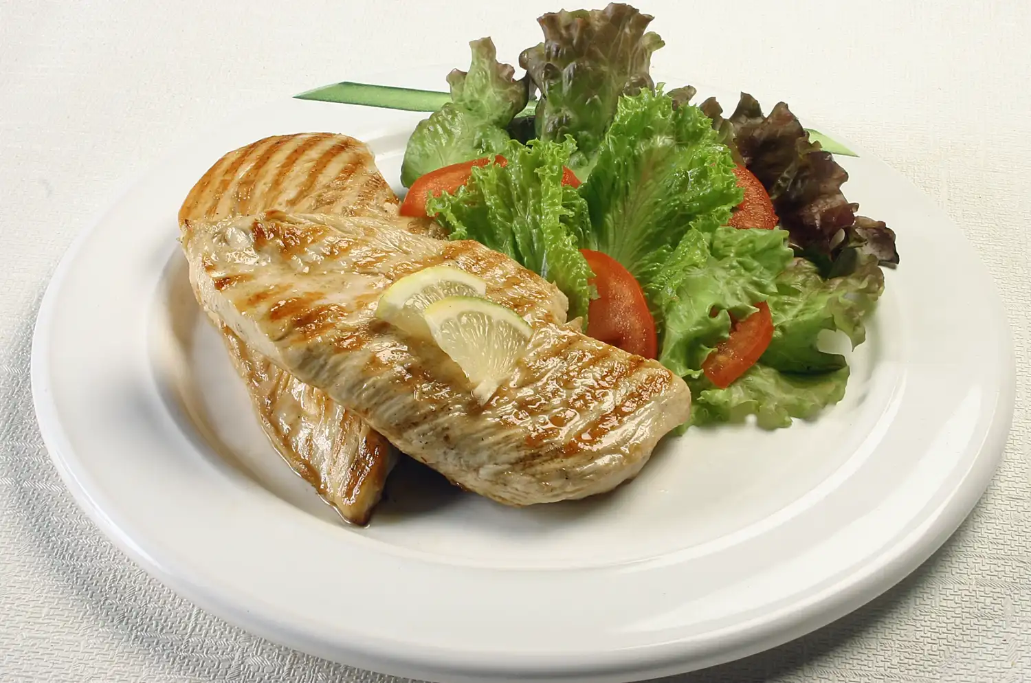 Más allá de su accesibilidad económica, el pollo se destaca como un pilar de la alimentación cotidiana y de la tradición culinaria local.