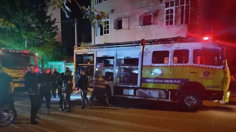 Los bomberos de Mar del Plata pudieron evacuar a decenas de personas del geriátrico.