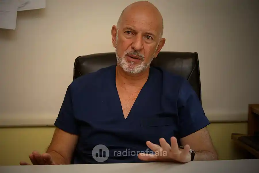 El Dr. Sosa, en su consultorio. Foto: Giovanni Sacchetto.