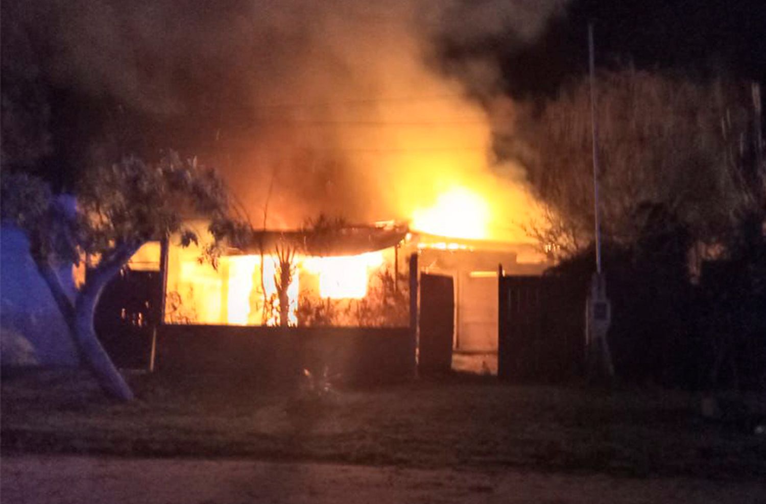 Ardió una vivienda en Parque Peña y asistieron a un hombre de 83 años