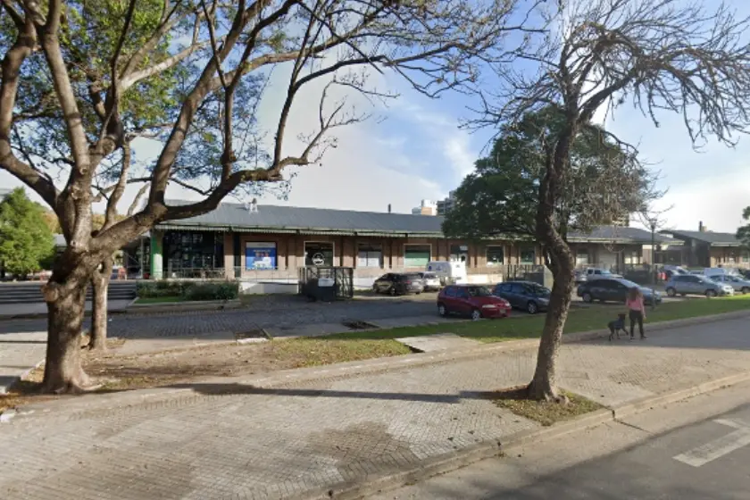 Descubrieron a tres menores de entre 12 y 15 años rompiendo vidrios en el Mercado del Patio