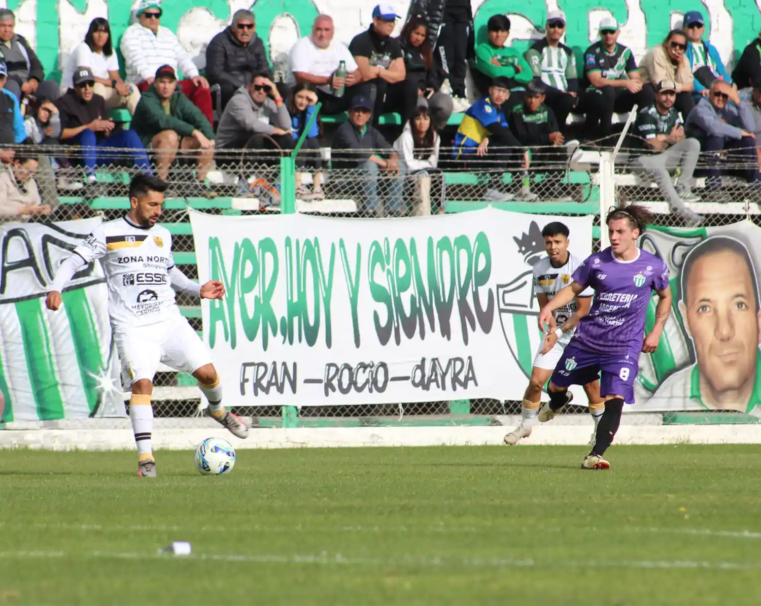 FOTO PRENSA GERMINAL Martínez se desprende de la pelota ante la presencia de Mallea.