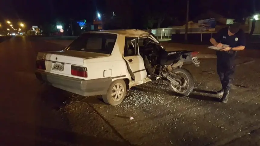 Ruta 88: una moto se incrustó dentro de un auto