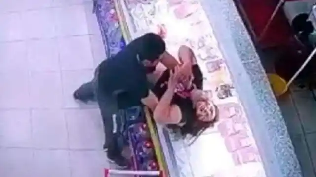 Demencial: atacó a su compañera tras discutir por la música que había puesto