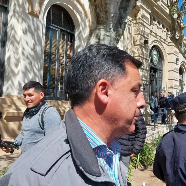 Agüero vuelve al área tras la salida de Álvarez.