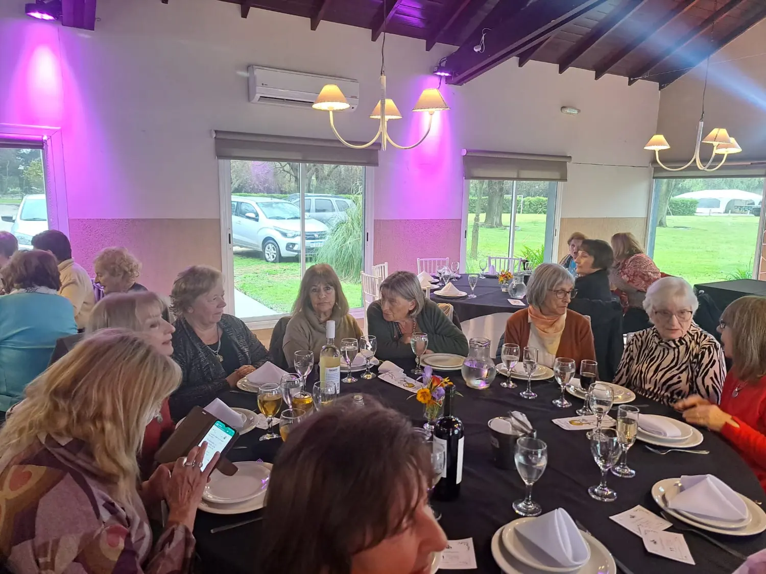 Emoción de docentes jubiladas en  el almuerzo del Día del Maestro