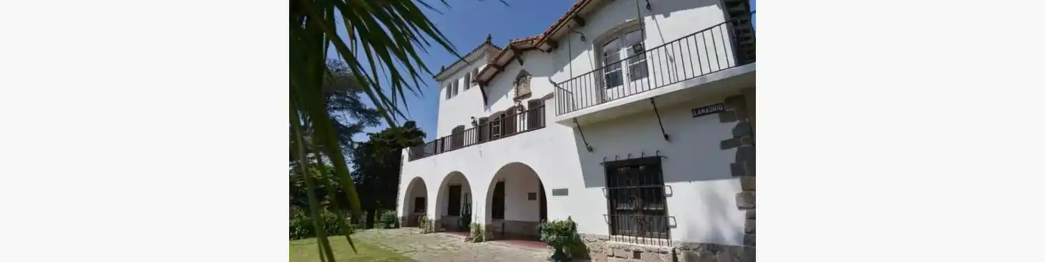 Además de las refacciones, se está trabajando en la puesta en valor del jardín de la Villa Mitre, avanzando en el replanteo del parque.