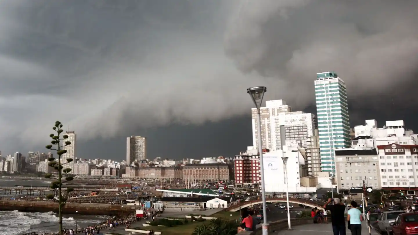 El pronóstico indica una jornada inestable con precipitaciones persistentes.