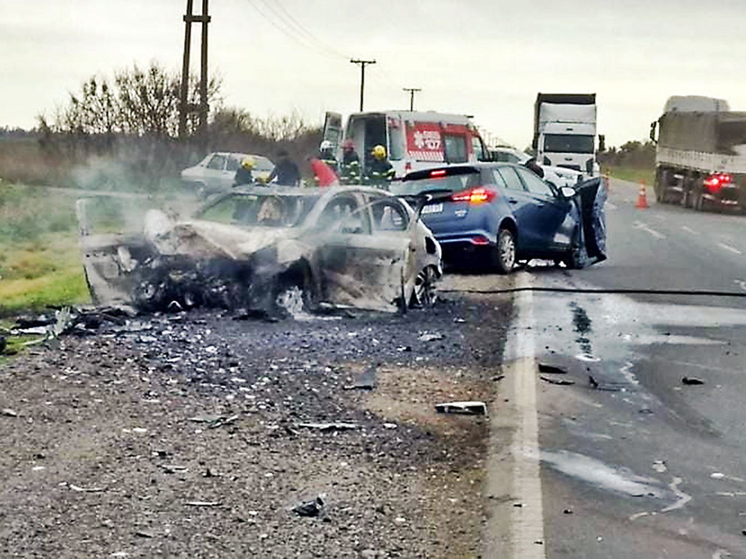 El violento accidente ocurrido el sábado terminó con cinco personas hospitalizadas.