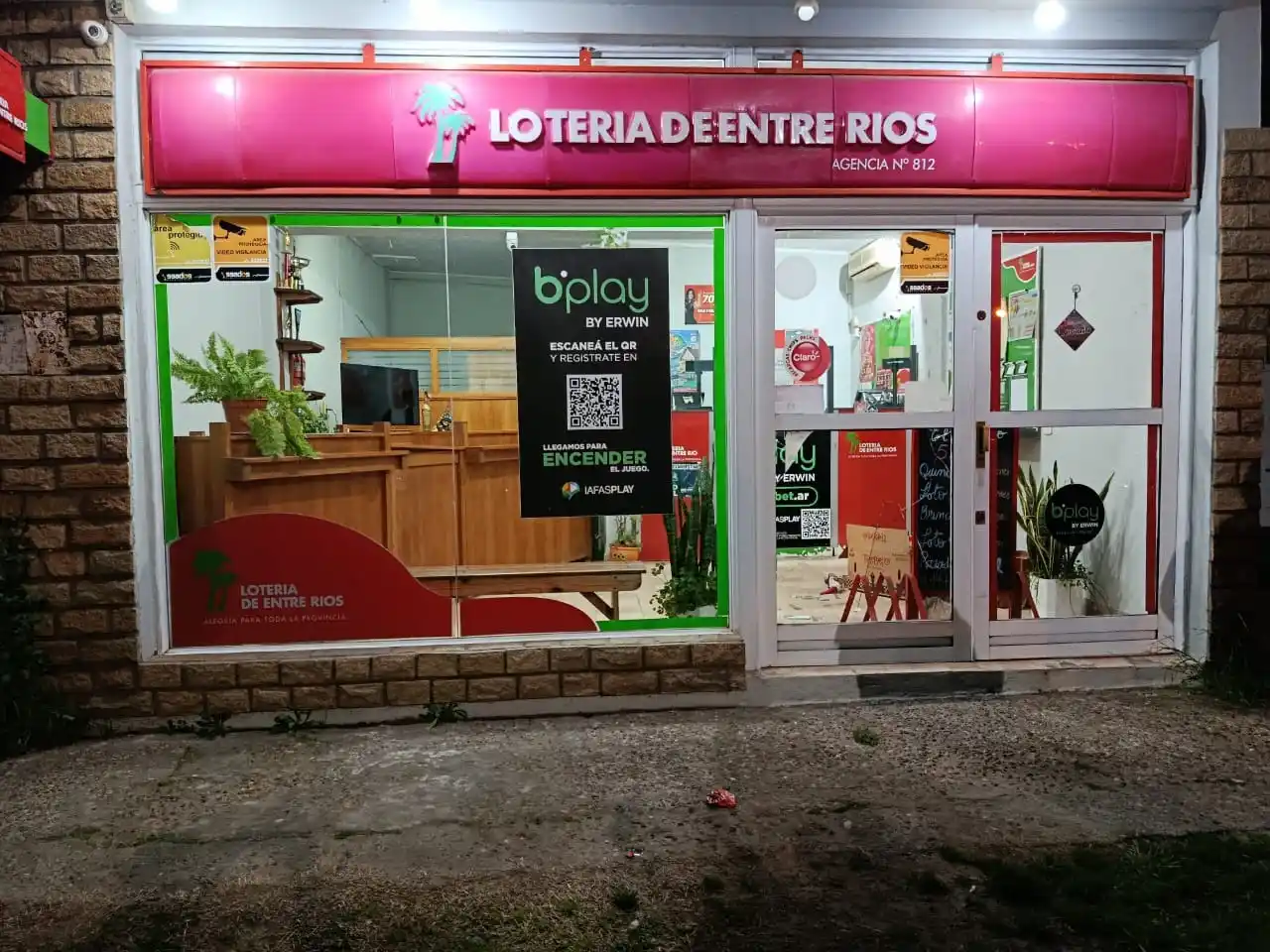 Una mujer rompió la vidriera de una agencia de quiniela e intentó llevarse un celular