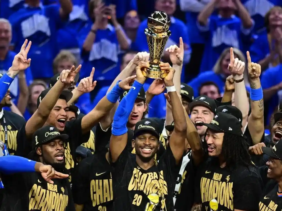 Shai Gilgeous-Alexander levanta el trofeo de campeones de la NBA . Foto:Reuters