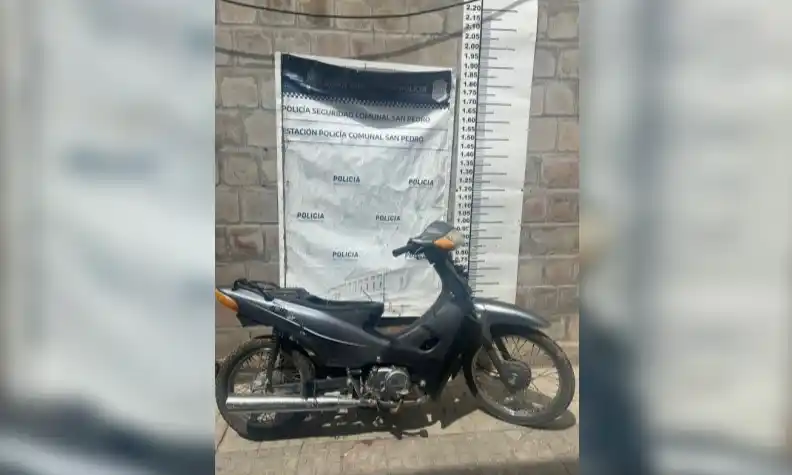 Encontraron una moto sin patente en el Paseo Público.