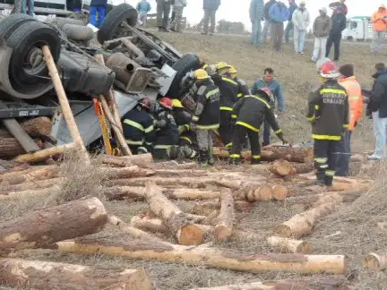 Tras volcar, un camionero murió en la Ruta 14