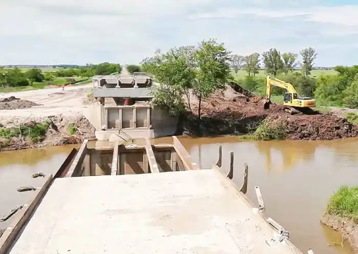 La obra de los  puentes sobre arroyo  Don Cristóbal está avanzada en un 75 por ciento