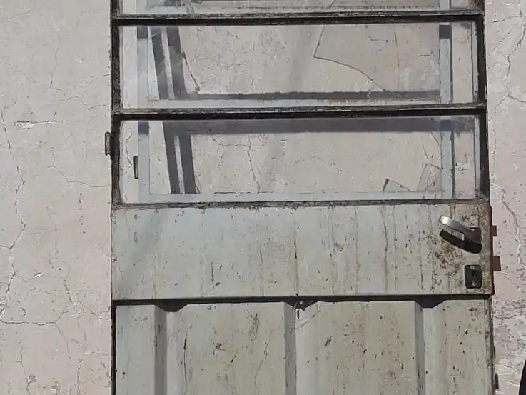 La puerta que recuperaron los agentes policiales.