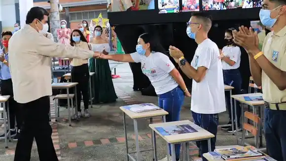 Maduro espera que lleguen las vacunas para retomar clases presenciales