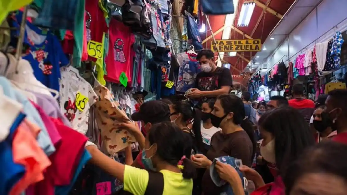 OLVÍDATE DE LOS ESTRENOS de diciembre: prevén aumento de 80% en los precios de la ropa